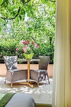 Le Carre D'alethius Logis Restaurant Hotel Charmes-sur-Rhone